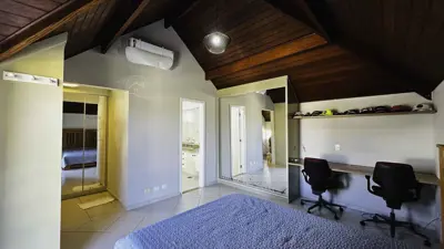 Casa - Sobrado com 4 quartos (sendo 2 suite(s)) a 0,00 metros praia.