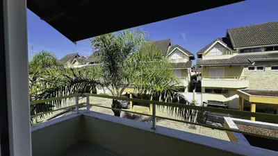 Casa - Sobrado com 4 quartos (sendo 2 suite(s)) a 0,00 metros praia.