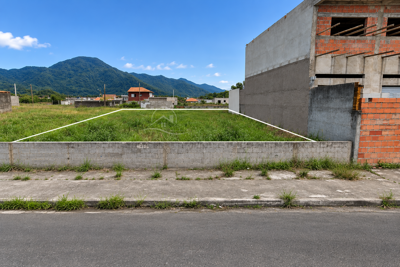 Terreno - Amplo com  quartos  a 3000,00 metros praia.