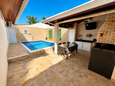 Casa - Térrea com 3 quartos (sendo 1 suite(s)) a 616,00 metros praia.