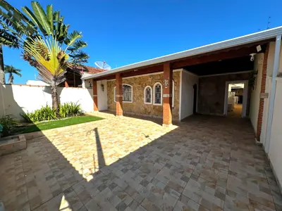 Casa - Térrea com 3 quartos (sendo 1 suite(s)) a 616,00 metros praia.