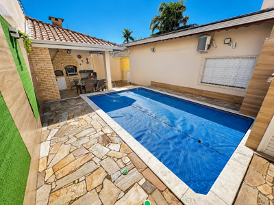 Casa - Térrea com 3 quartos (sendo 1 suite(s)) a 616,00 metros praia.