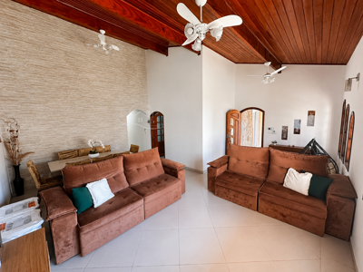 Casa - Térrea com 3 quartos (sendo 1 suite(s)) a 616,00 metros praia.