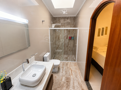 Casa - Térrea com 3 quartos (sendo 1 suite(s)) a 616,00 metros praia.