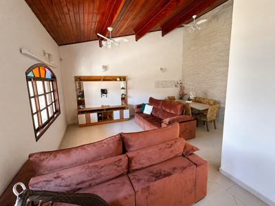 Casa - Térrea com 3 quartos (sendo 1 suite(s)) a 616,00 metros praia.