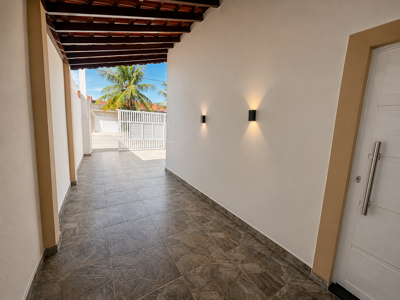 Casa - Térrea com 2 quartos (sendo 1 suite(s)) a 800,00 metros praia.