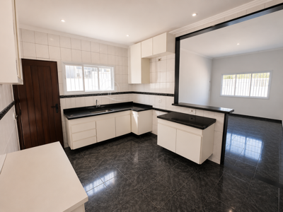 Casa - Térrea com 2 quartos (sendo 1 suite(s)) a 800,00 metros praia.