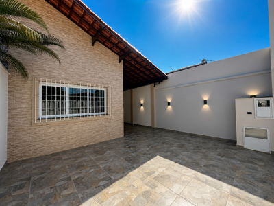 Casa - Térrea com 2 quartos (sendo 1 suite(s)) a 800,00 metros praia.