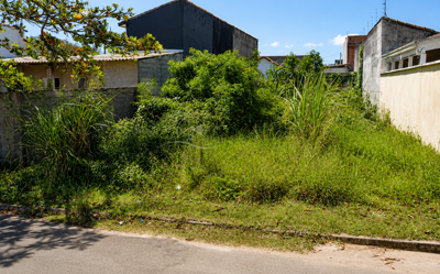 Terreno - Amplo com  quartos  a 1300,00 metros praia.