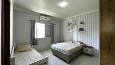 Casa - Sobrado com 3 quartos (sendo 2 suite(s)) a 800,00 metros praia.