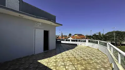 Casa - Sobrado com 3 quartos (sendo 2 suite(s)) a 800,00 metros praia.