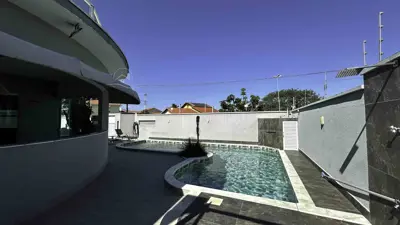 Casa - Sobrado com 3 quartos (sendo 2 suite(s)) a 800,00 metros praia.