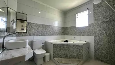Casa - Sobrado com 3 quartos (sendo 2 suite(s)) a 800,00 metros praia.