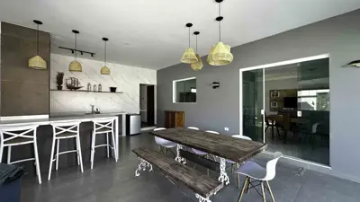 Casa - Sobrado com 3 quartos (sendo 2 suite(s)) a 800,00 metros praia.