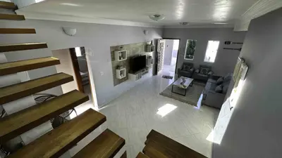 Casa - Sobrado com 3 quartos (sendo 2 suite(s)) a 800,00 metros praia.