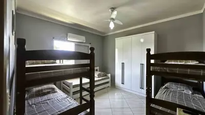 Casa - Sobrado com 3 quartos (sendo 2 suite(s)) a 800,00 metros praia.