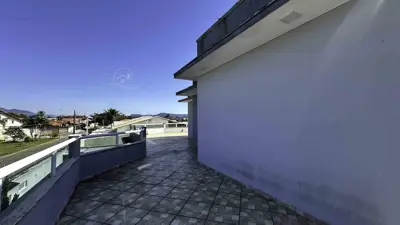 Casa - Sobrado com 3 quartos (sendo 2 suite(s)) a 800,00 metros praia.