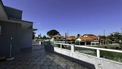 Casa - Sobrado com 3 quartos (sendo 2 suite(s)) a 800,00 metros praia.