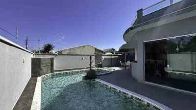 Casa - Sobrado com 3 quartos (sendo 2 suite(s)) a 800,00 metros praia.