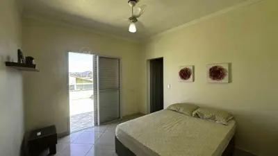 Casa - Sobrado com 3 quartos (sendo 2 suite(s)) a 800,00 metros praia.