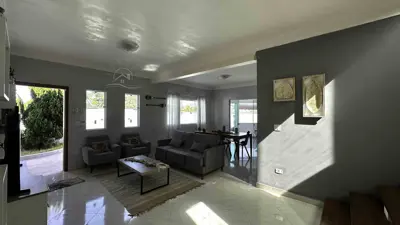 Casa - Sobrado com 3 quartos (sendo 2 suite(s)) a 800,00 metros praia.