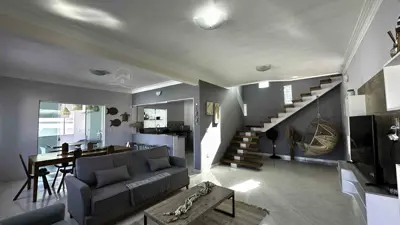 Casa - Sobrado com 3 quartos (sendo 2 suite(s)) a 800,00 metros praia.