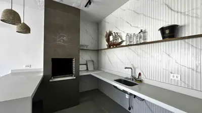 Casa - Sobrado com 3 quartos (sendo 2 suite(s)) a 800,00 metros praia.