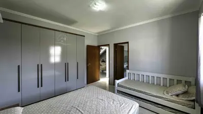 Casa - Sobrado com 3 quartos (sendo 2 suite(s)) a 800,00 metros praia.