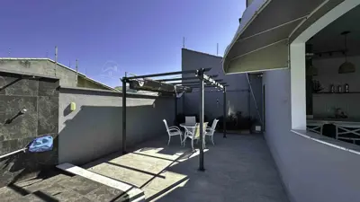 Casa - Sobrado com 3 quartos (sendo 2 suite(s)) a 800,00 metros praia.