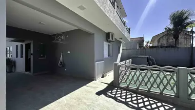 Casa - Sobrado com 3 quartos (sendo 2 suite(s)) a 800,00 metros praia.