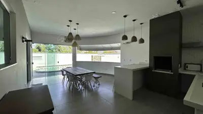 Casa - Sobrado com 3 quartos (sendo 2 suite(s)) a 800,00 metros praia.