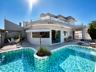 Casa Sobrado à venda com piscina, 3 quarto(s),  sendo 2 suíte(s)  no bairro Cidade Nova Peruíbe, 800 metros da praia, Peruíbe-SP