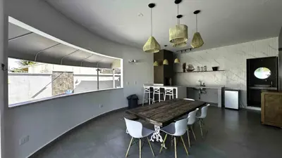Casa - Sobrado com 3 quartos (sendo 2 suite(s)) a 800,00 metros praia.