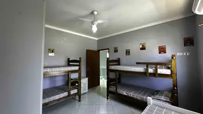 Casa - Sobrado com 3 quartos (sendo 2 suite(s)) a 800,00 metros praia.