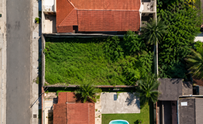 Terreno - Amplo com  quartos  a 1500,00 metros praia.