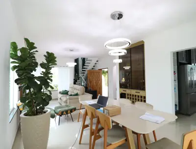 Casa - Sobrado com 4 quartos (sendo 4 suite(s)) a 1100,00 metros praia.