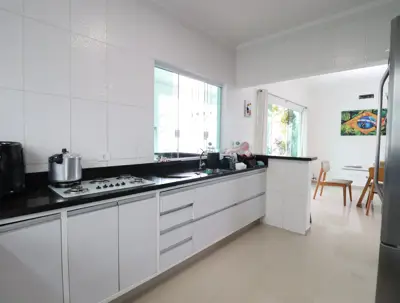 Casa - Sobrado com 4 quartos (sendo 4 suite(s)) a 1100,00 metros praia.