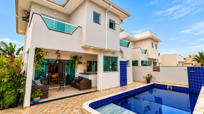 Casa - Sobrado com 4 quartos (sendo 4 suite(s)) a 1100,00 metros praia.