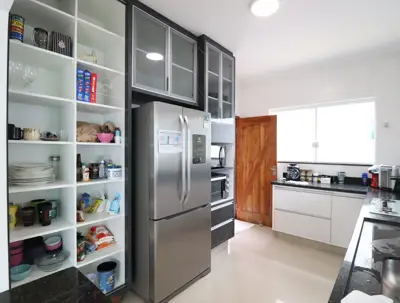 Casa - Sobrado com 4 quartos (sendo 4 suite(s)) a 1100,00 metros praia.