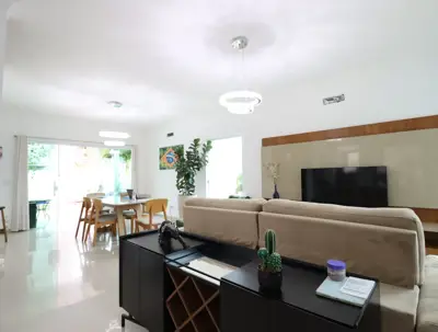 Casa - Sobrado com 4 quartos (sendo 4 suite(s)) a 1100,00 metros praia.