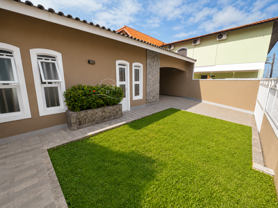 Casa - Térrea com 3 quartos (sendo 1 suite(s)) a 20,00 metros praia.