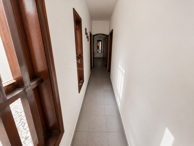 Casa - Térrea com 3 quartos (sendo 1 suite(s)) a 20,00 metros praia.
