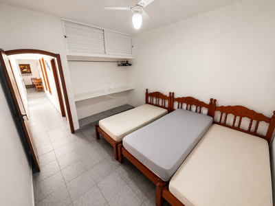 Casa - Térrea com 3 quartos (sendo 1 suite(s)) a 20,00 metros praia.
