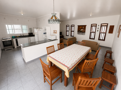 Casa - Térrea com 3 quartos (sendo 1 suite(s)) a 20,00 metros praia.