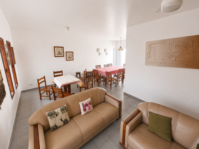 Casa - Térrea com 3 quartos (sendo 1 suite(s)) a 20,00 metros praia.