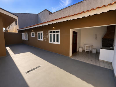 Casa - Térrea com 3 quartos (sendo 1 suite(s)) a 20,00 metros praia.