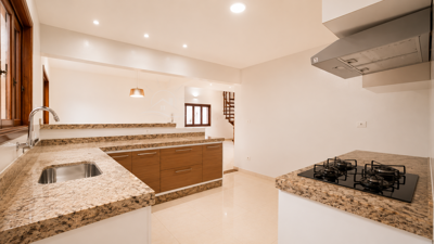 Casa - com Mezanino com 3 quartos (sendo 1 suite(s)) a 500,00 metros praia.