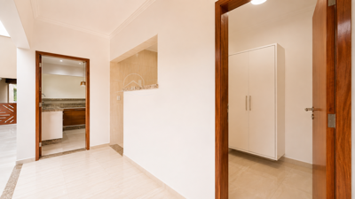Casa - com Mezanino com 3 quartos (sendo 1 suite(s)) a 500,00 metros praia.