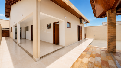 Casa - com Mezanino com 3 quartos (sendo 1 suite(s)) a 500,00 metros praia.