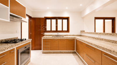 Casa - com Mezanino com 3 quartos (sendo 1 suite(s)) a 500,00 metros praia.